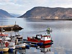 Storekorsnes - kotviste lodi a fjord, pohled od chat Seahouse