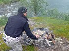 Tjuonajokk - rybarsky pruvodce pripravuje obed u pereje