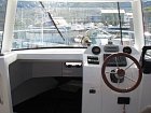 lod Merry Fisher - Jeanneau 7,5 m s kabinou, echolotem-GPS-plotrem a motorem 150 HP - ilustracni foto