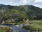 Kuti Fishing Lodge na brehu mokradu