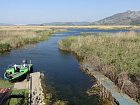 vyhled na mokrady z terasy v patre domku Kuti Fishing Lodge