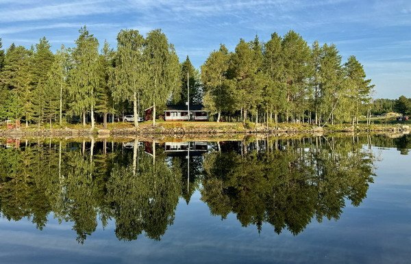 chata Aspviken na brehu jezera