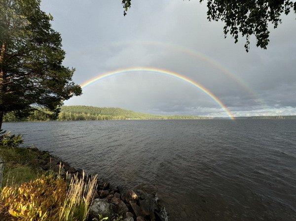 duha nad jezerem, vyhled z chaty Aspviken