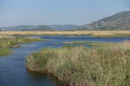 labyrint vody, rakosin a mokradu pred Kuti Fishing Lodge